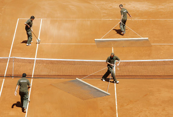 24sport: Workers clean the court