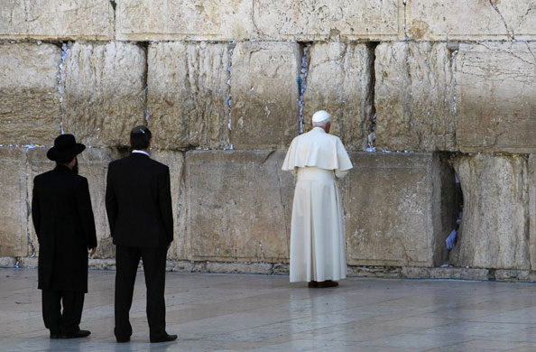 Eyewitness: Pope Benedict visits the Western Wall in Jerusalem
