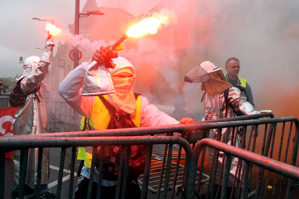 ArcelorMittal: ArcelorMittal steel workers attack the company's headquarters