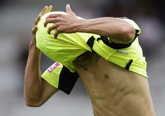 weird sport: Grasshopper's Zarate celebrates