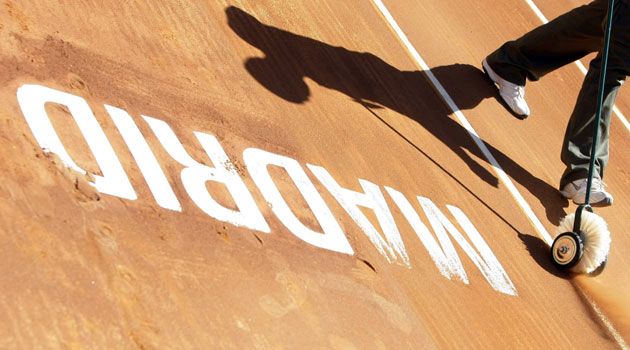 24sport: A worker cleans a line