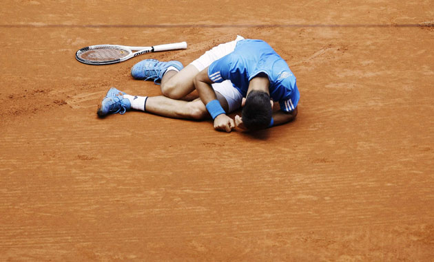 24sport: Novak Djokovic lies on the ground