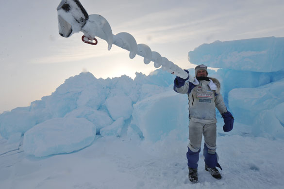 Catlin Arctic Survey: Pen Hadow Carries Mora Ice Drill