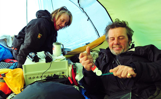 Catlin Arctic Survey: Ann Daniels and Pen Hadow in tent getting on withe daily life