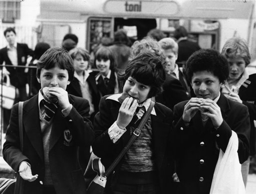 School uniforms: 1978:  Pupils at Sir William Collin's secondary School eat hamburgers.