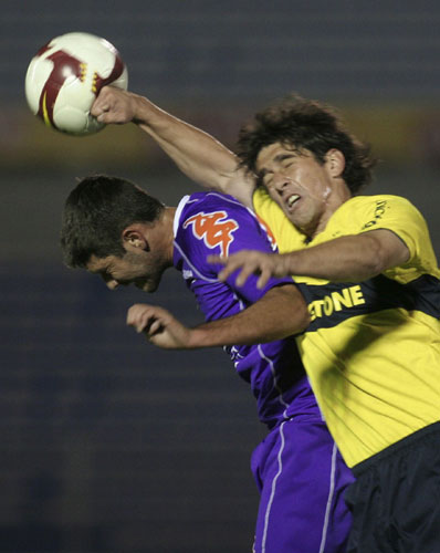 24sport: Forlin of Boca Juniors punches the ball