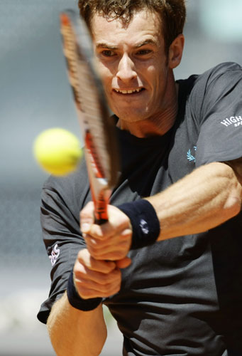 24sport: Andy Murray of Britain returns a ball to Tommy Robredo