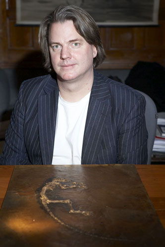 Ida missing link fossil: Dr Jorn Hurum studying Ida the fossil.