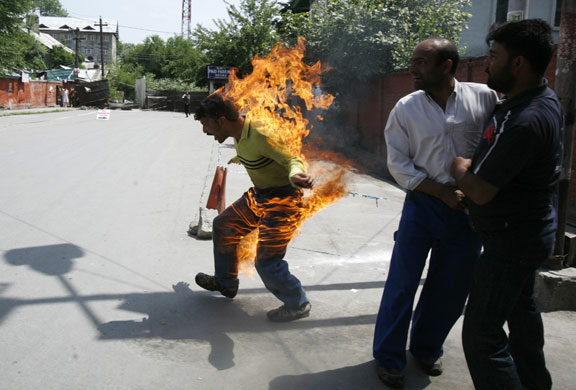 24 hours: protester in flames in Srinagar, Kashmir 