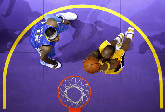 24sport: Nuggets forward Anthony watches as Lakers guard Bryant goes for dunk 