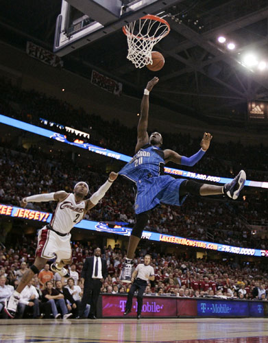 24sport: Magic's Pietrus goes up for a basket against Cavaliers' Williams