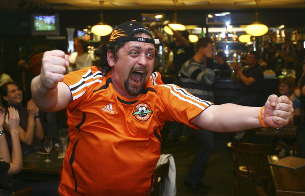 24sport: Shakhtar Donetsk fan shouts in celebration