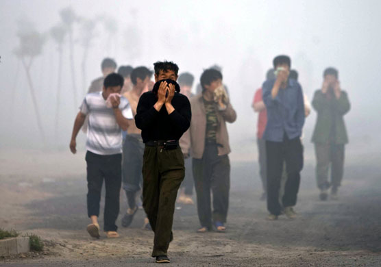 Chemical leak in China: Pedestrians cover their faces