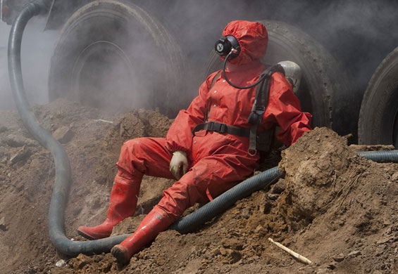 Chemical leak in China: A worker transfers the chemical to another container