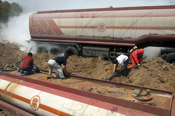 Chemical leak in China: Workers transfer the contents of the chemical truck