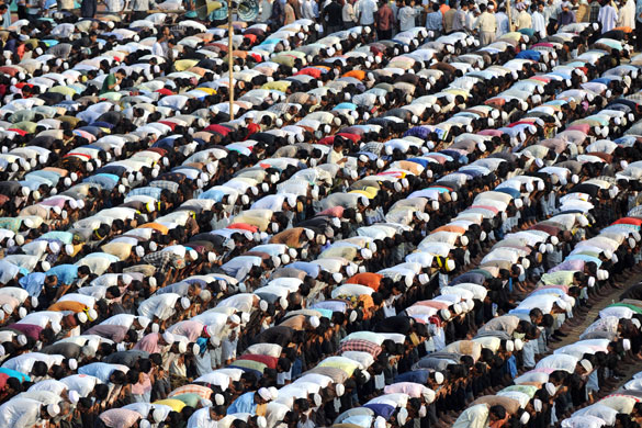 21 May 2009: Dhaka, Bangladesh: Jamaat-e-islami supporters pray at a rally