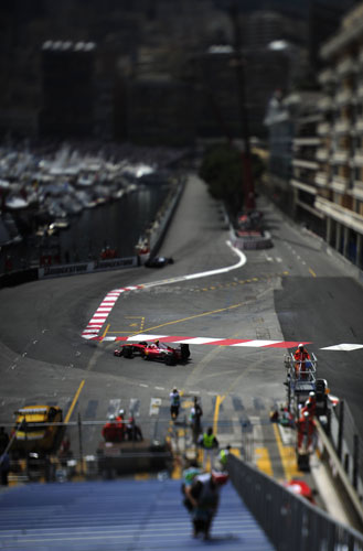 24sport: Kimi Raikkonen steers his Ferrari though the Harbour Chicane