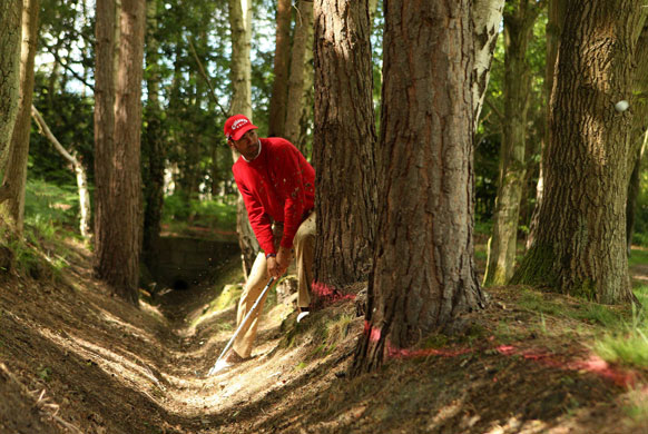 24sport: Alvaro Quiros plays a shot out of the trees