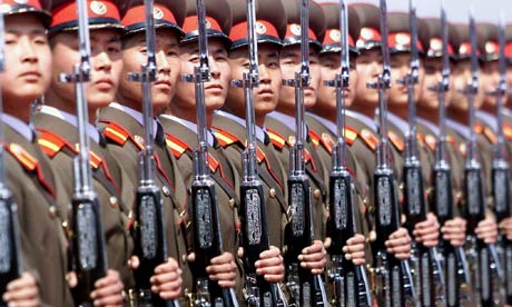 North Korean military honour guard standing to attention at Pyongyang ...