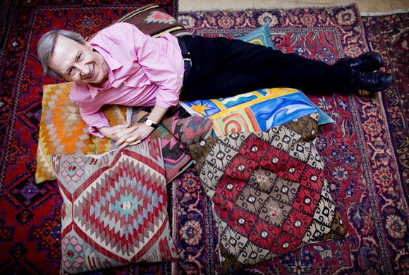 Hay festival yurt: Hay-on-Wye book festival 2009 Anthony Giddens, Sociologist
