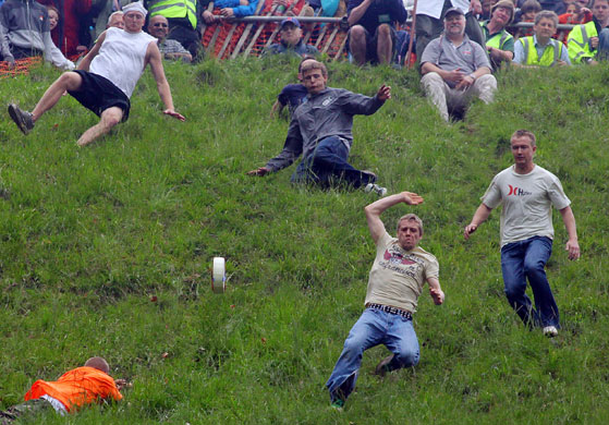 Cheese rolling race : Annual Bank Holiday Cheese Rolling Competition