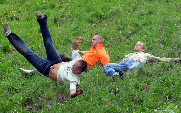 Cheese rolling race : Annual Bank Holiday Cheese Rolling Competition
