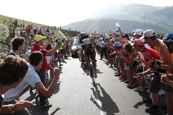 http://static.guim.co.uk/sys-images/Guardian/Pix/pictures/2009/5/26/1243332599768/24sport-92nd-Giro-dItalia-003.jpg