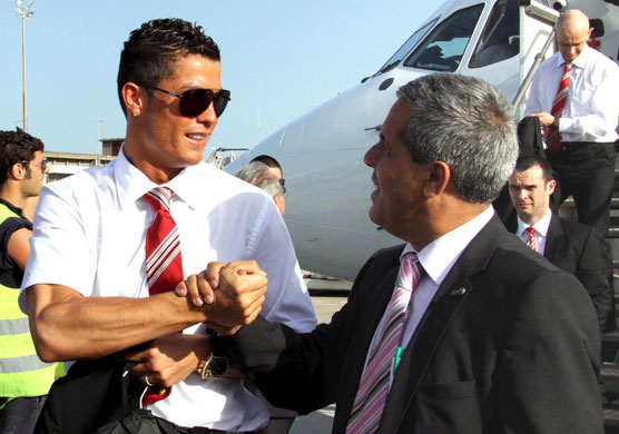 24sport: Manchester United soccer club team arrives in Italy