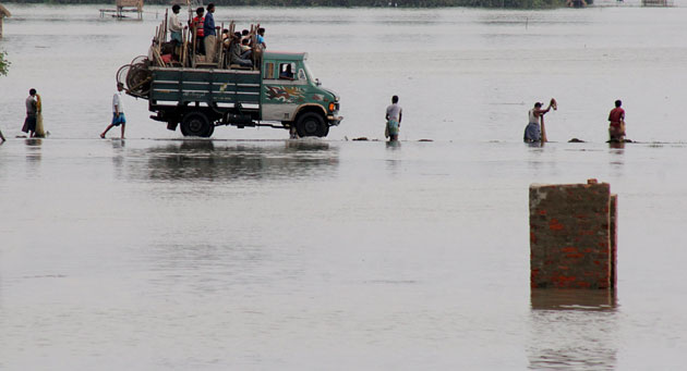 Cyclone Aila: Cyclone Aila hits Bangladesh and India