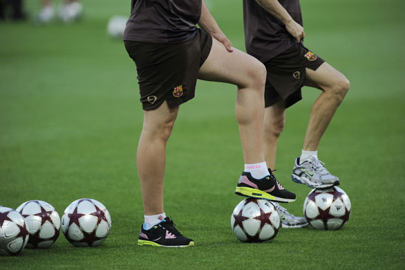 Training sessions: Formation ball trapping by the Barca coaches
