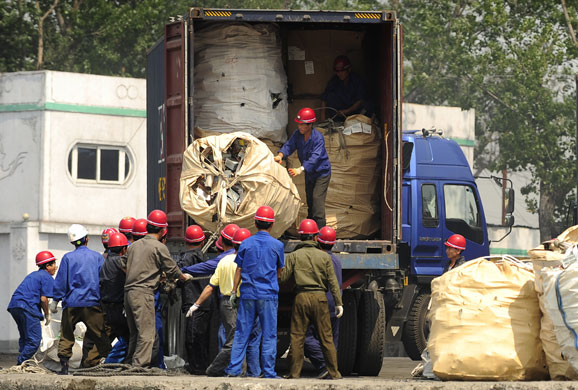 North Korea : North Korean workers unload e-waste in Sinuiju