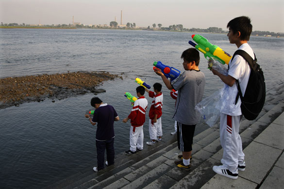 North Korea : Chinese students shoot water cannons towards the North Korean border