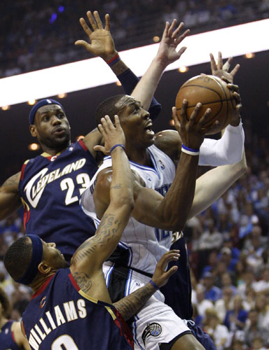 24sport: Magic's Howard battles through the defense of Cleveland Cavaliers