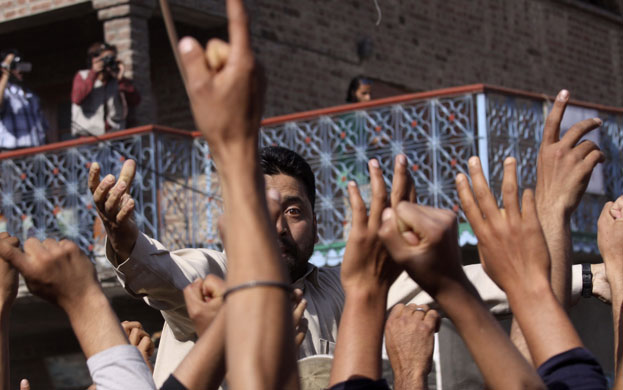 24 hours in pictures: Srinagar, India: Kashmiri Muslims protest at a funeral 