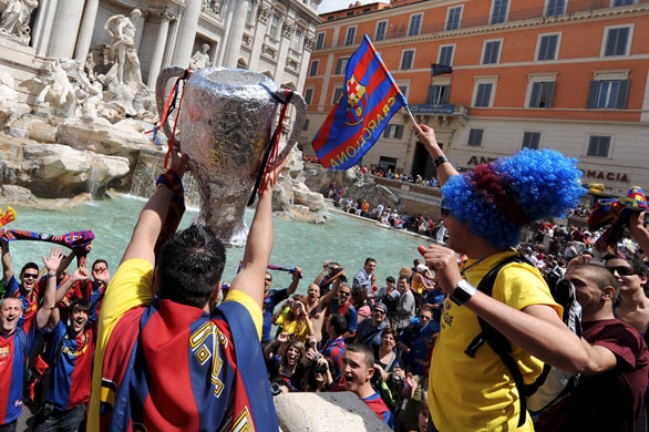 Countdown to kickoff: Barca fans at Trevi fountain