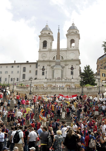 Countdown to kickoff: Barcelona and Manchester United fans crowd Rome's Spanish Steps