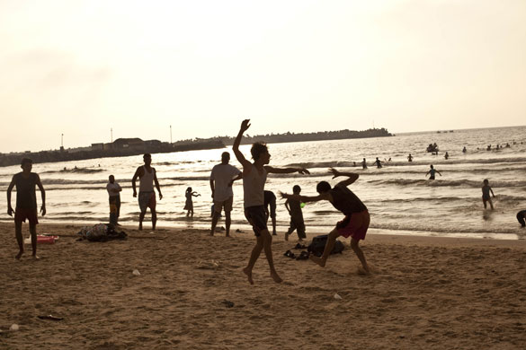 Eyewitness: People gather by the sea in the Gaza Strip
