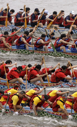 24sport: Rowers compete during the Taiwan Dragon Boat Festival race in Taipei