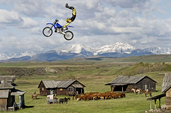 24sport: Jeff Fehr of Canada jumps in front of a cowboy settlement