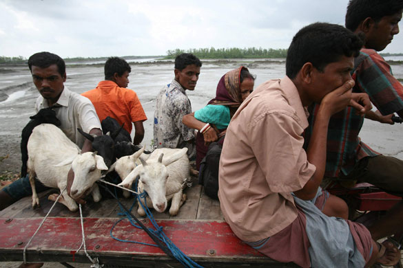 28 May 2009: Nil Dumoor, Bangladesh: Villagers try to find shelter