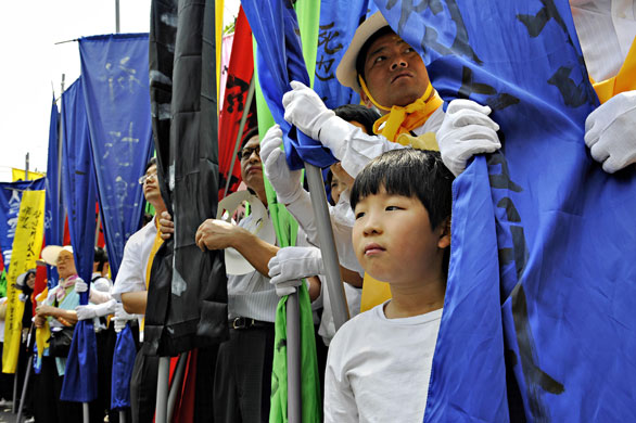 President Roh Moo-hyun: People holding banners as they attend the funeral ceremony