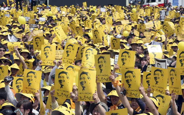 President Roh Moo-hyun: Supporters of Roh Moo-hyun hold up drawings