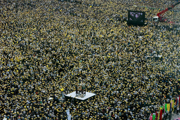 President Roh Moo-hyun: People mourn in front of the City hall