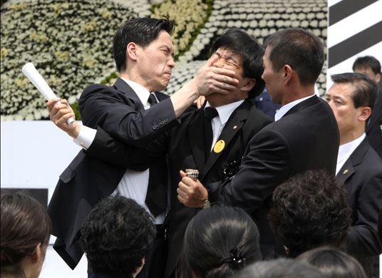 President Roh Moo-hyun: Opposition lawmaker Baek Won-woo is blocked by security guards