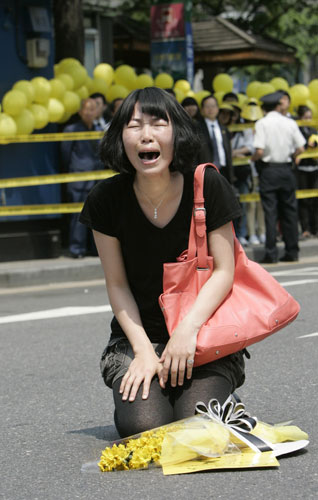 President Roh Moo-hyun: A mourner cries during the funeral procession