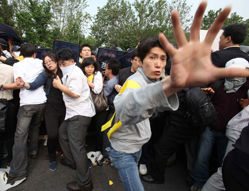 President Roh Moo-hyun: A supporter of Roh Moo-hyun tries to prevent a photographer taking pictures