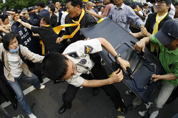 President Roh Moo-hyun: Mourners scuffle with police