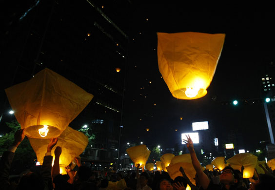 President Roh Moo-hyun: People release yellow paper lanterns into the air near the memorial altar