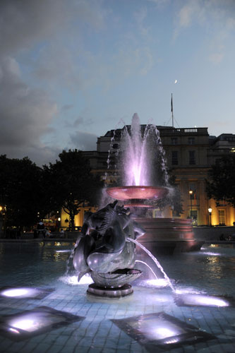 Trafalgar Square fountain: Trafalgar Square fountain lights