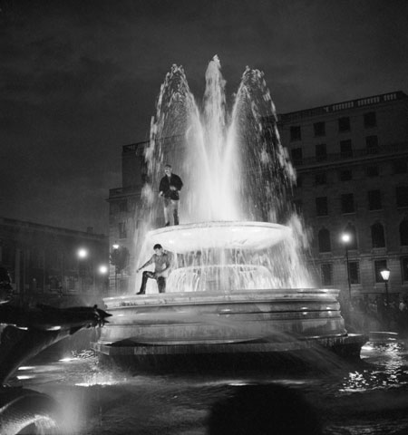 Trafalgar Square fountain: 1966: Supporters celebrating England's Cup victory